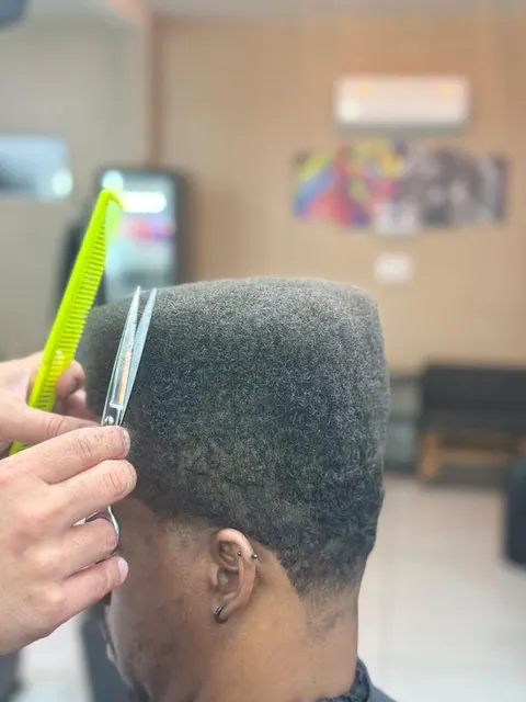 Corte em cabelo crespo na tesoura na Standard Barbearia