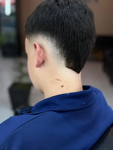 Corte com low fade e nuca marcada na Standard Barbearia