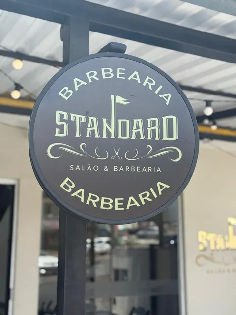 Placa da Standard Salão e Barbearia na Av. Três Marias