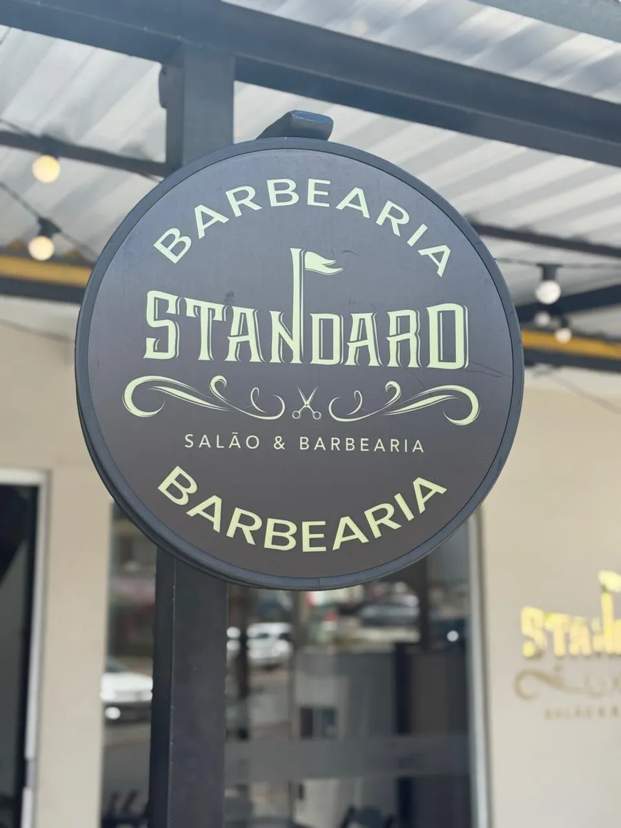 Placa da Standard Salão e Barbearia na entrada do espaço